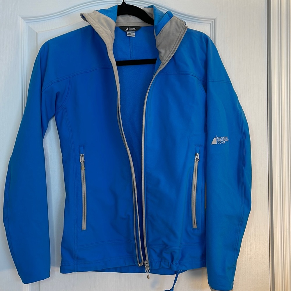 MEC soft shell jacket size XS in like new condition beautiful blue color